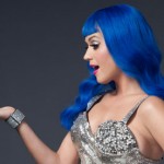 Katy-Perry-with-her-Sim-007