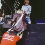 Thurston Moore gives a hand to Kurt Cobain