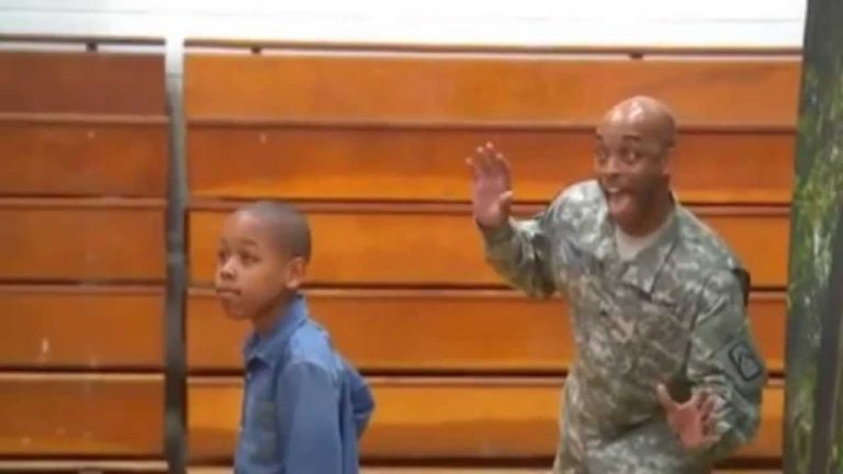 Returning soldier surprises son with adorable school picture photobomb