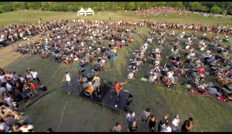Watch 1,000 Fans Perform Foo Fighters ‘Learning To Fly’ To Get Dave Grohl’s Attention