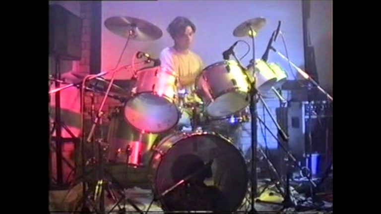 Thom Yorke Performs “High And Dry” In Pre-Radiohead Band Headless Chickens