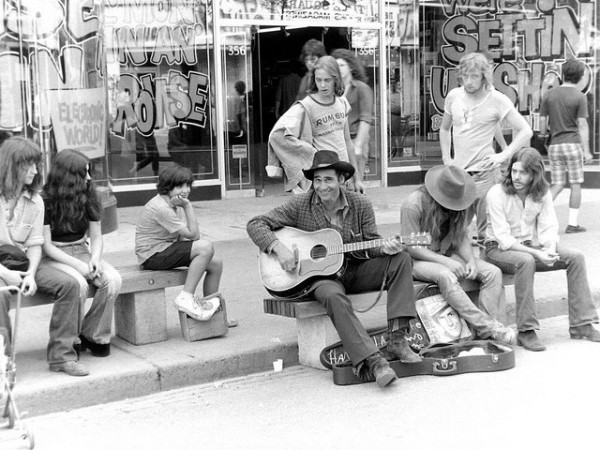 чистка обуви топлес торонто. чистка обуви топлесс. чистка обуви топлесс торонто. международный день топлес. чистит девушке ботинки.