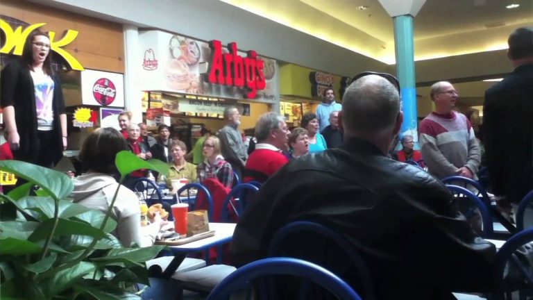 These unsuspecting shoppers got a big surprise while enjoying their lunch