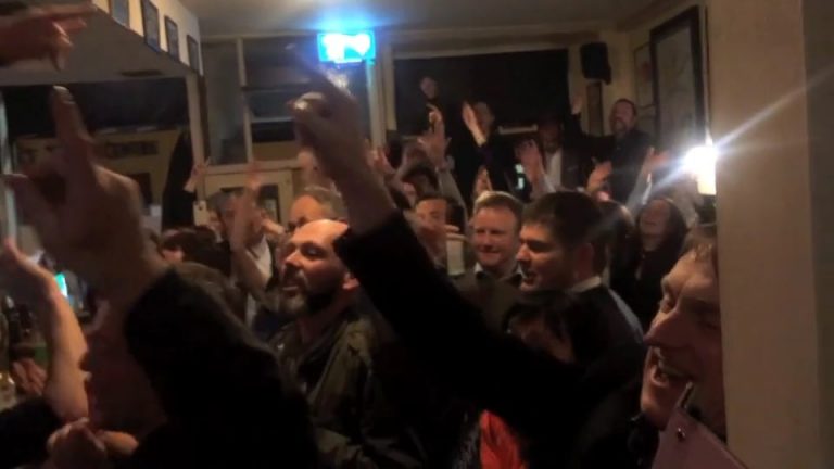 Irish pub singer belts out “Mr. Brightside,” gets response from The Killers