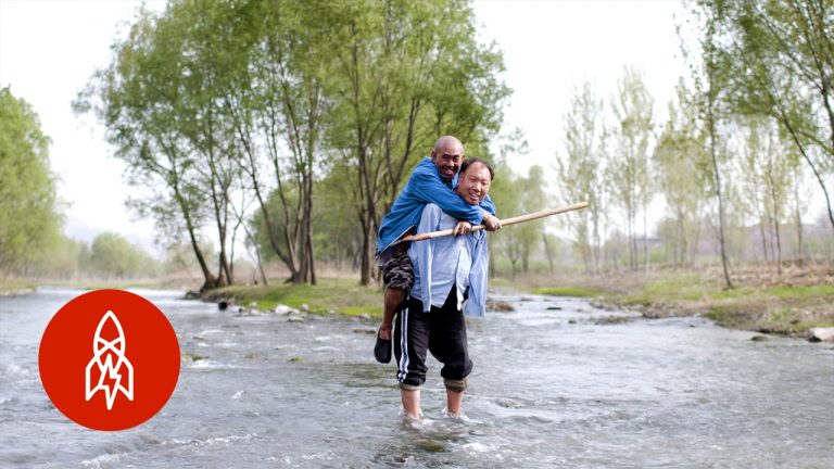 A Man With No Arms And His Blind Friend Plant Forest In China