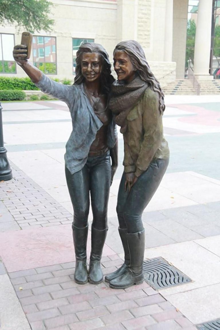 Sugar Land Installs ‘Selfie Statue’ In Town Square Plaza