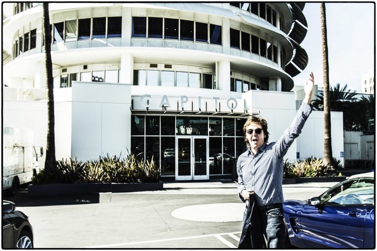 Paul McCartney Signs Worldwide Recording Agreement With Capitol Records