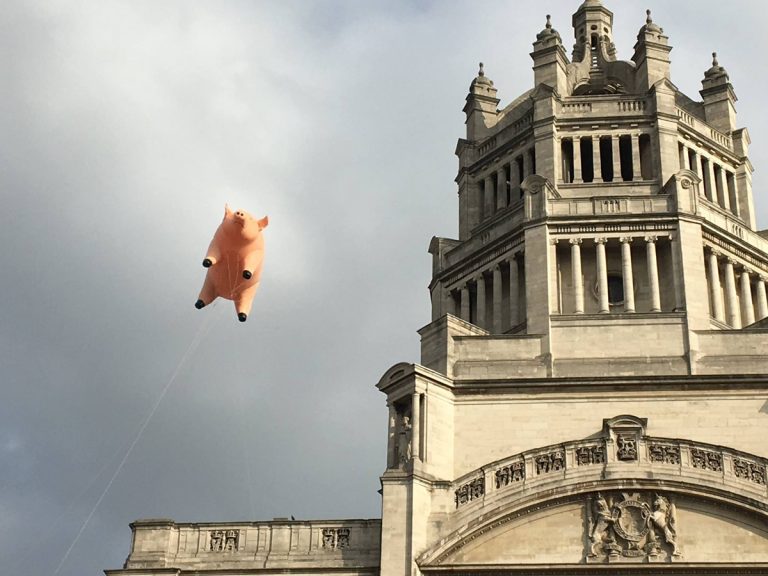 Pink Floyd fly a pig to announce museum exhibit