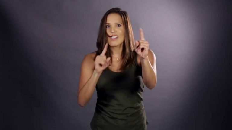 Deaf Woman Performs Great American Sign Language Interpretation of ‘Alexander Hamilton’