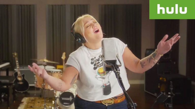 Elle King thanks you for being a friend with her cover of The Golden Girls theme song