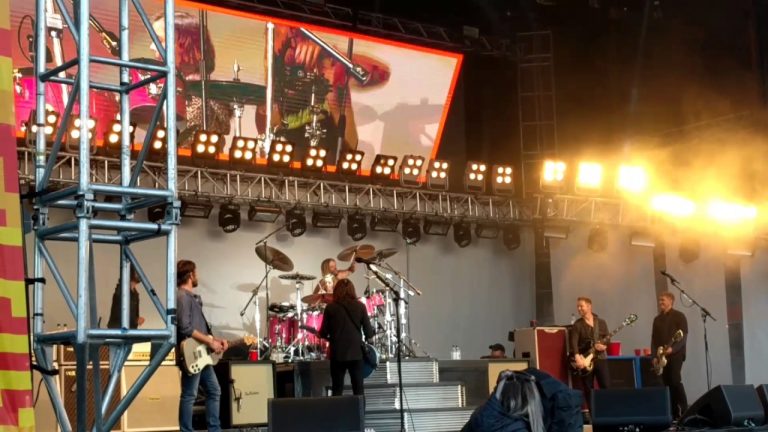 Dave Grohl’s Daughter Just Played The Drums With The Band Onstage. She’s 8.
