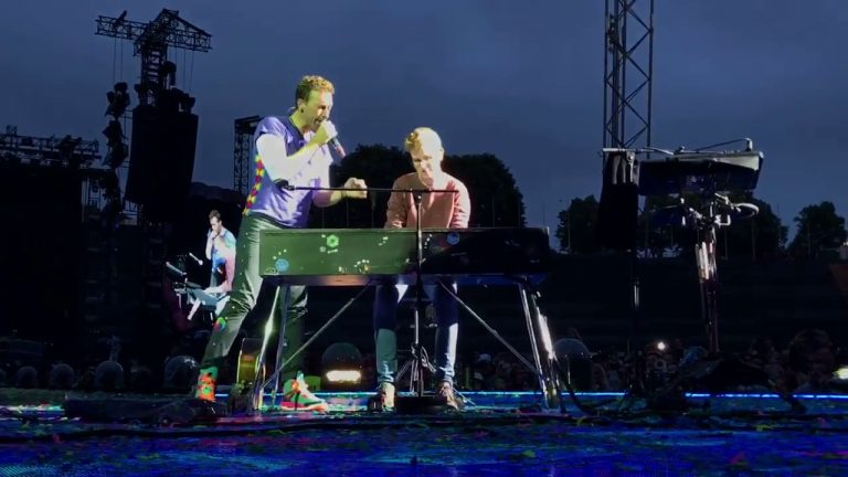 Chris Martin performs Everglow with a fan in Munich