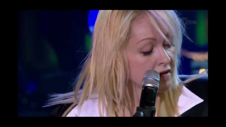 Cyndi Lauper Performing “Time After Time” On An Appalachian Dulcimer