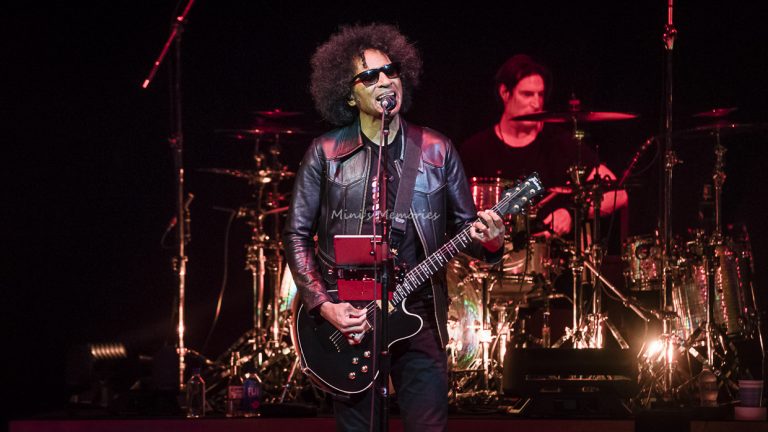 Photo Gallery: Alice In Chains with Walking Papers at Toronto’s Massey Hall