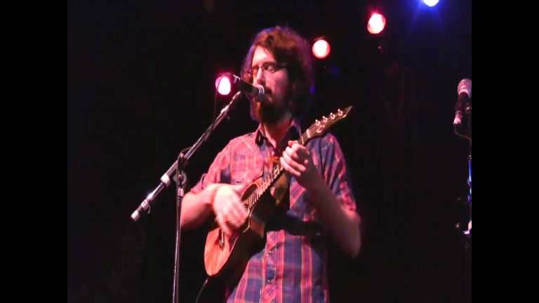 Ukulele Player Turns Into A One-Man Band For Michael Jackson’s “Billie Jean” Cover