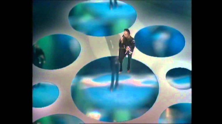 Brian Eno performing his song ‘Seven Deadly Finns’ on a Dutch TV show in 1974