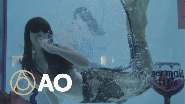 Meet Piano Pat and the Sip ‘n Dip Mermaids