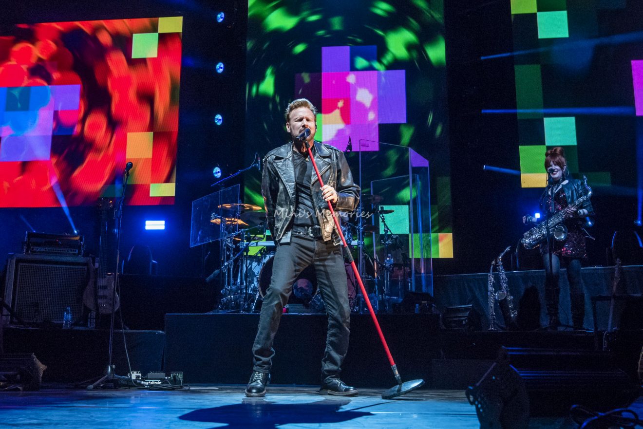 Photo Gallery Corey Hart with Glass Tiger and A Flock Of Seagulls at