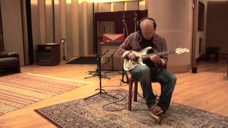 Mark Knopfler plays “The Last Post” in honour of those who lost their lives in World War I