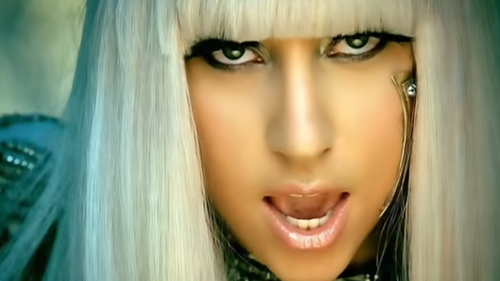 Песни леди гаги speed. Леди Гага Покер фейс. Леди Гага длинные волосы черные брови. Леди Гага Гусь.