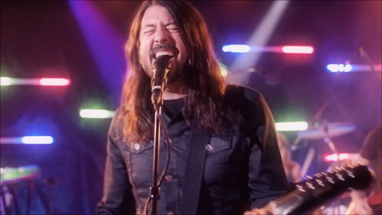 The Foo Fighters Perform The Bee Gees’ ‘You Should Be Dancing’ as The Dee Gees