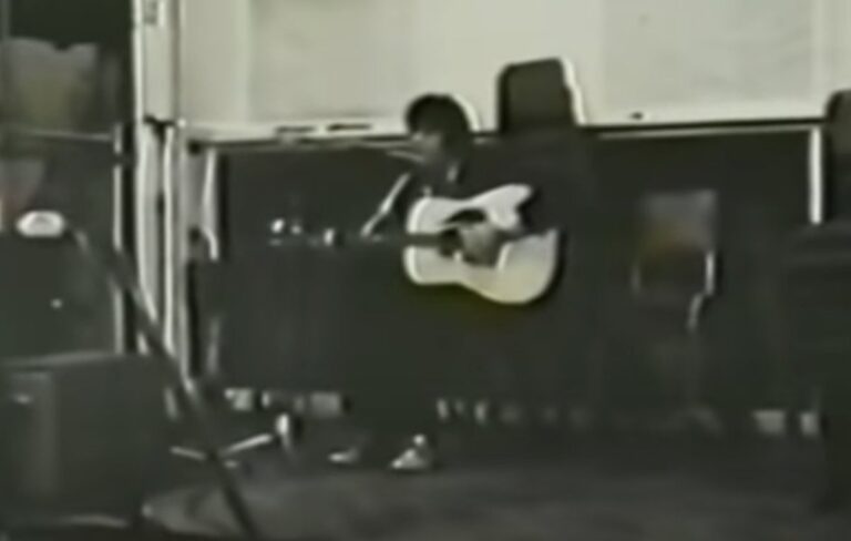 Rare Footage Of Paul McCartney Recording The Beatles’ “Blackbird” In 1968