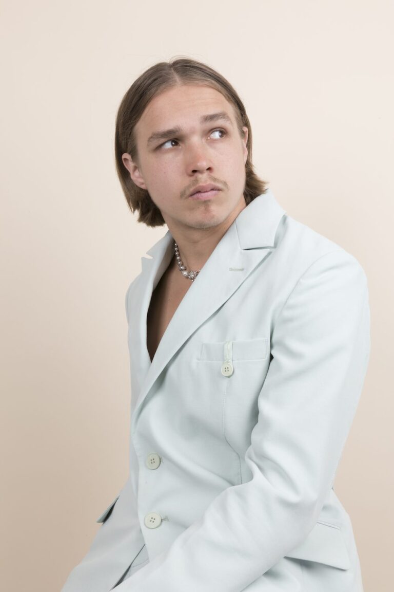 Oliver Malcolm Releases New Song “Rolling Stone” Ahead Of Upcoming U.K. Live Shows