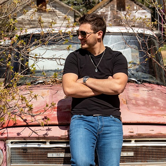 Country Artist Travis Dolter Glances Back Fondly While Looking Ahead in Jangly “Senior Year”