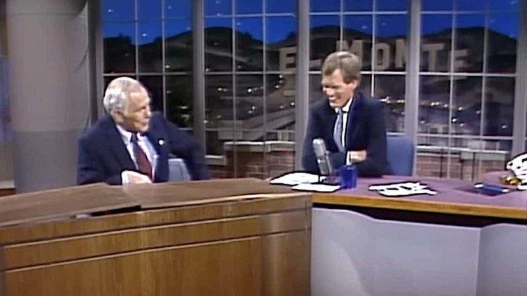 When Johnny Carson Brought His Own Desk On David Letterman’s Show