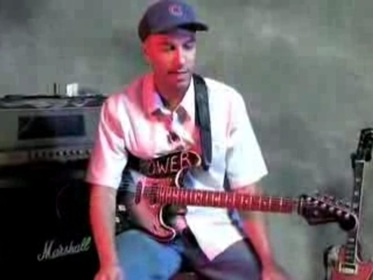 Want a Guitar Lesson From Tom Morello? Here You Go.