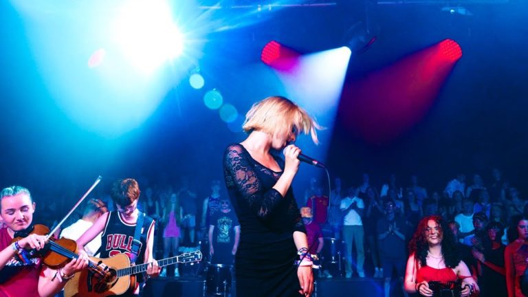 Irish Band Performs AC/DC’s ‘Thunderstruck’ in Gaelic