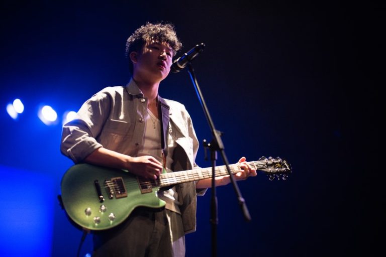 Toronto Singer-Songwriter henryqin’s Lovelorn Single ‘Shade of Hue’ Unveils Bittersweet Tale of Young Love and Loss