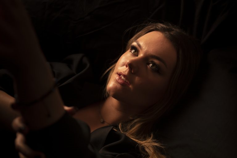 Alt.Dark-Pop Sensation Mikalyn Returns with Haunting New Single ‘Falling Apart’ Ahead of Highly Anticipated EP Release