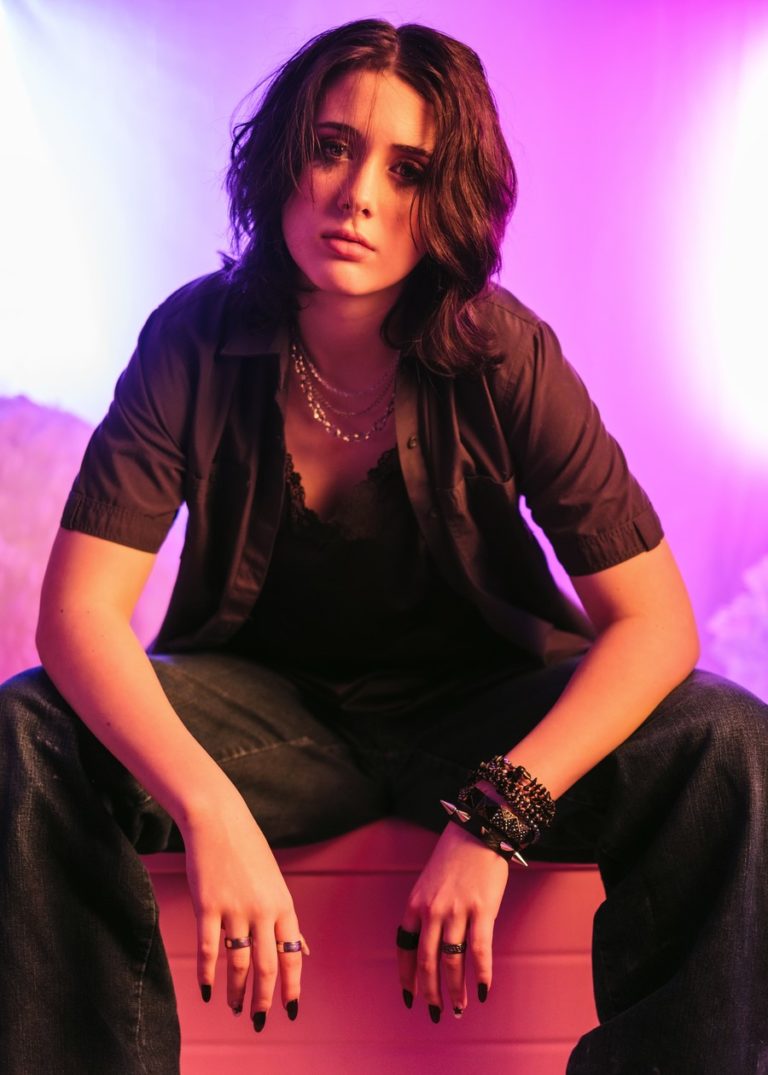 Rising Star IILLAA’s ‘Boyfriend’ Hits Hard with Irresistible Pop Appeal