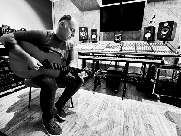 Prog Rocker Martin Larose Scales New Heights On “Skyscraper Jumper”