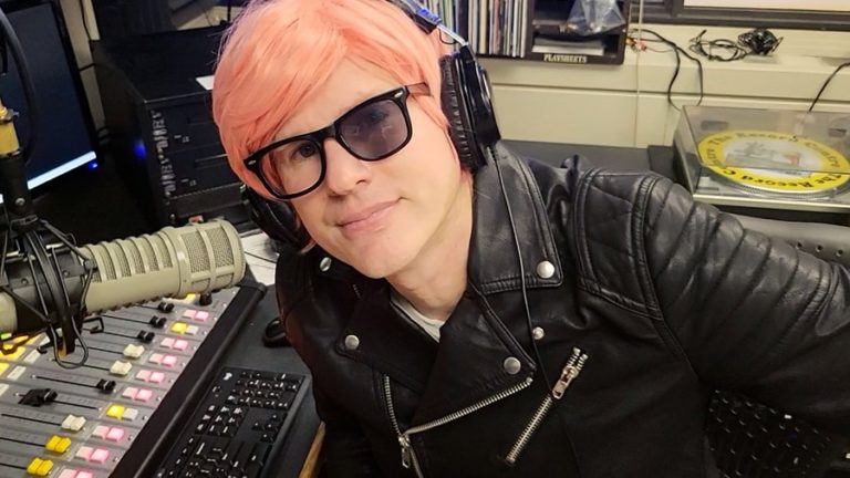 HOT MUD Grapples With The Music Industry On Chipper, Vivacious Single “Nobody Listens To The Radio”