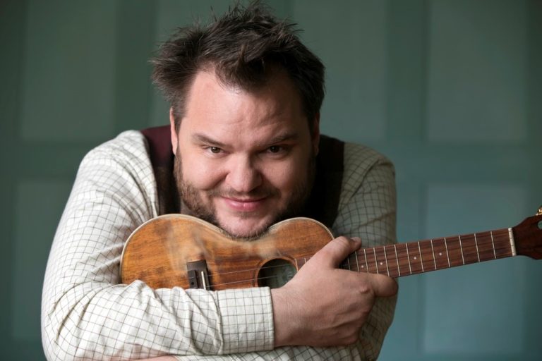 Folk Artist Svavar Knútur Shines with “While The World Burns” and “November” From ‘Ahoy! Side B’ Album