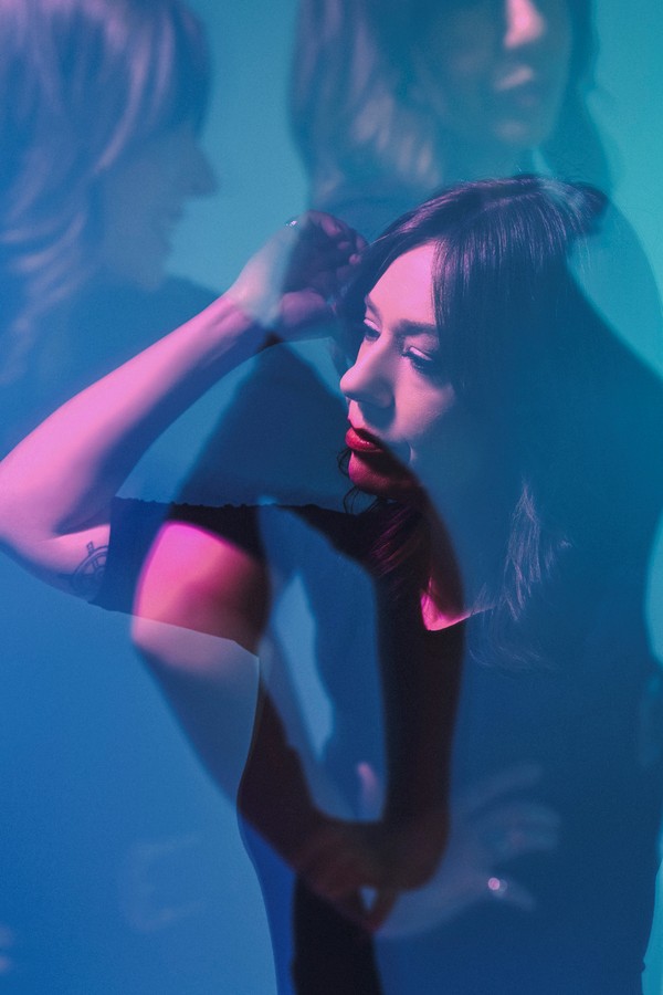 Singer-Songwriter Samantha Hooey Returns With “Red Skies” and EP ‘Silver’