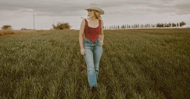Julia Vos Releases Music Video For “I Only Kiss Cowboys”