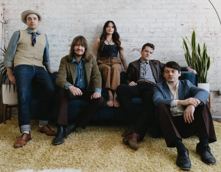 AJ Lee & Blue Summit Reimagine Bluegrass Classics on New EP ‘Cover To Cover V1’