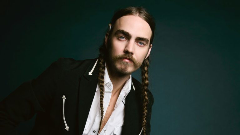 Country Newcomer Dalton Davis Makes Noise With Gritty New Single “Cows In The Front Yard”