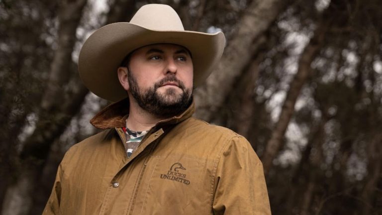 Tyler Farr Is Launching The Intimate And Personal ‘Quit Bein’ Country’ Acoustic Tour