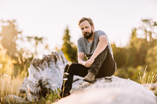 Singer-Songwriter Ryan McMahon Unveils Emotional Folk Rock Single “There She Is”, Produced by Steve Dawson at Bryan Adams’ Warehouse Studio