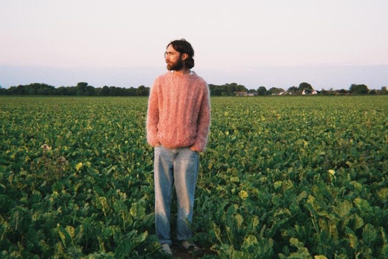 Keaton Henson Shares New Album ‘Parader’ And Grunge-Tinged Single “Operator”