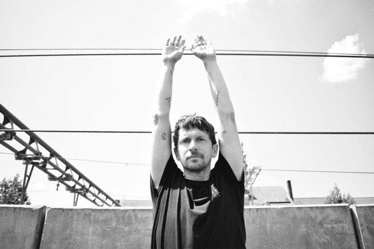 French Singer-Songwriter Aurel Shares Intimate New Single “Almasty” From Debut Album ‘Tant Qu’on Aura Pied’