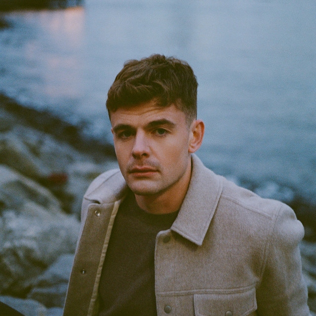 Irish Folk Pop Singer Darren Kiely Returns With Reflective Single “Bound”