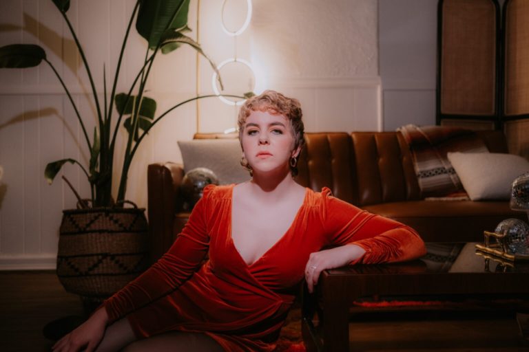 Carrie Ryan Kicks Off 2026 With Emotionally Charged New Single “Can’t Fight It”