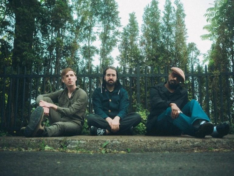 Montreal Art Rock Trio DahL Unveil Their Arresting New Nautical Single “High Tide”