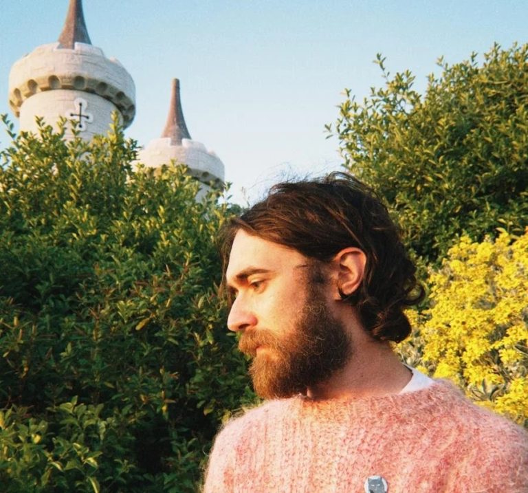 Keaton Henson Embraces Grunge-Tinged Nostalgia On Dual Singles “Past It” and “Loose Ends”