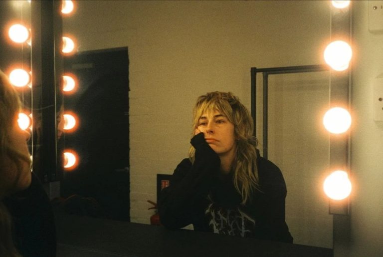 Melanie Baker Channels ’90s Alt-Rock Spirit On Fizzy Break-Up Single “Bored” From Debut LP